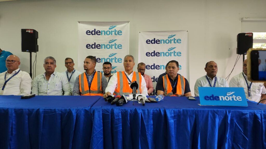 Ing. Andrés Cueto en compañía de ingenieros y directores de Edenorte Dominicana